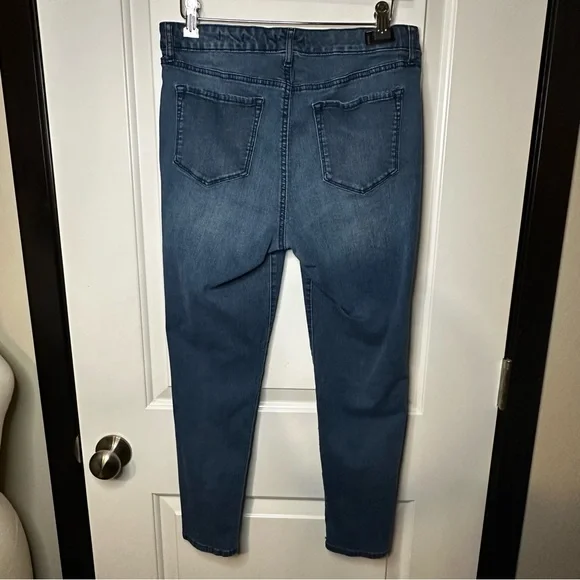 Sofia Jeans by Sofia Vergara Sailor-Style Button Ankle Jeans | Curvy Fit | 10 - Picture 3 of 4